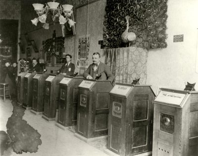 Salon San Francisco z kinetoskopami, 1894-1895 autorstwa Unbekannt