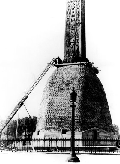 Worki z piaskiem chroniące podstawę egipskiego obelisku, okupowany przez Niemców Paryż, 1940 autorstwa Unbekannt