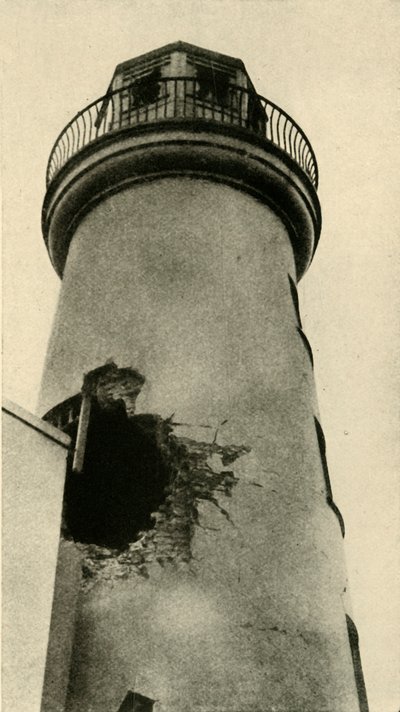 Latarnia morska Scarborough trafiona niemiecką bombą, I wojna światowa, grudzień 1914, ok. 1920. autorstwa Unbekannt