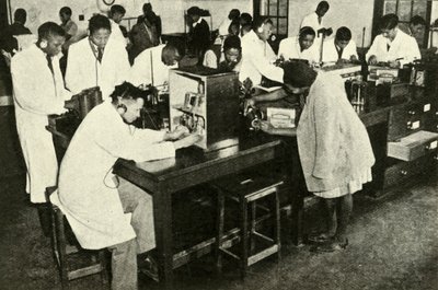 Sceny w rdzennej uczelni - studenci w laboratorium fizyki, ok. 1948 r. autorstwa Unbekannt