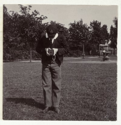 Uczeń robi zdjęcie, ok. 1905 autorstwa Unbekannt
