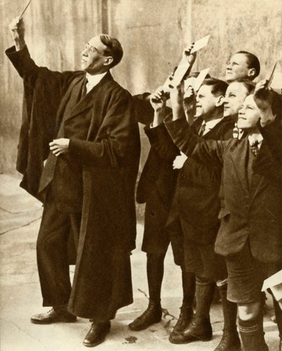 Uczniowie i nauczyciele obserwujący zaćmienie słońca, Wielka Brytania, 1921, 1935. autorstwa Unbekannt