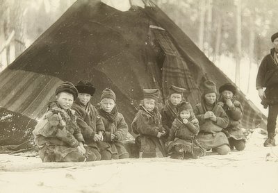 Szwecja. Lapońskie dzieci przed namiotem. Około 1900 r. autorstwa Unbekannt