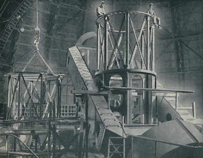 Sekcja po sekcji montuje Ogromny stalowy szkielet cylindra prostytutek, c1935 autorstwa Unbekannt