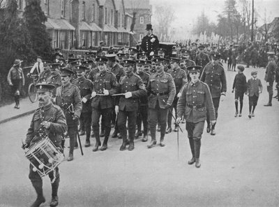 Sierżanci wyciągają z kościoła powóz ślubny, 1915 autorstwa Unbekannt