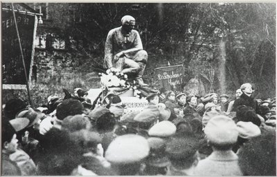 Siergiej Jesienin na poświęceniu pomnika Kolcowa Razina, 1918 r. autorstwa Unbekannt
