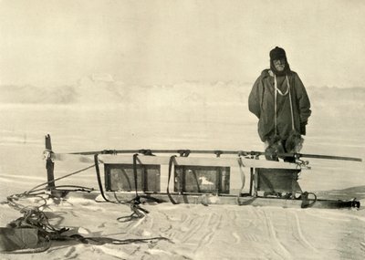 Shackleton stojący przy Broken Southern Sledge, c1908, 1909. autorstwa Unbekannt