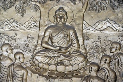 Budda Siakjamuni wygłasza kazanie – koło prawa – swoim pięciu uczniom. Miasto Ho Chi Minh. Wietnam autorstwa Unbekannt