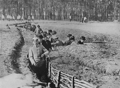 Pokazanie cywilów wokół okopów wystawowych na obrzeżach Berlina, 1915 autorstwa Unbekannt
