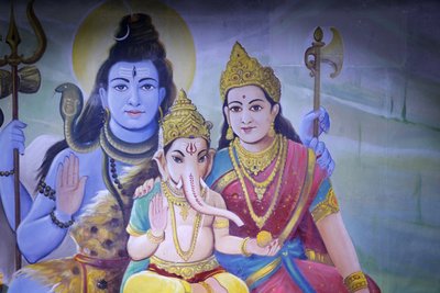 Shree Ram Mandir, Leicester. Shiva, parvati i ich syn Ganesh. Zjednoczone Królestwo autorstwa Unbekannt