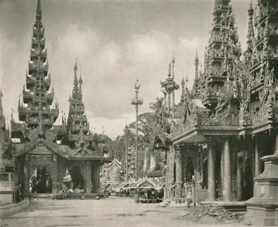 Sanktuarium Wielkiego Dzwonu w Pagodzie Shwedagon, Rangun, 1900. autorstwa Unbekannt