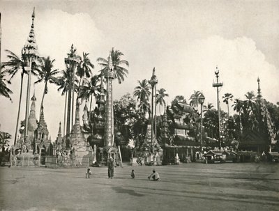 Kapliczki w pagodzie Shwedagon, Rangun, 1900. autorstwa Unbekannt