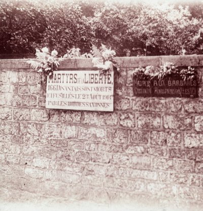 Znak pamięci cywilów rozstrzelanych przez Niemców, Dinant, Belgia, c1914-c1918 autorstwa Unbekannt