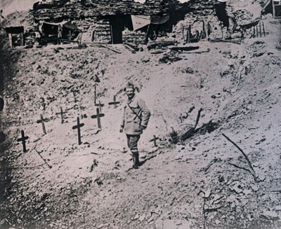 Żołnierz wśród drewnianych krzyży, c1914-c1918 autorstwa Unbekannt