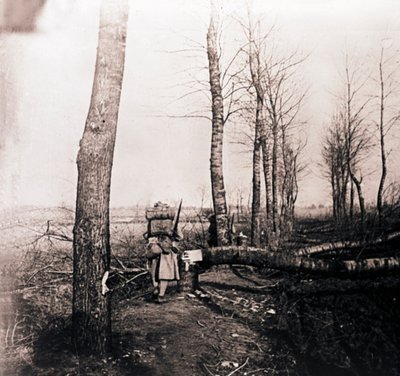 Żołnierz z plecakiem na plecach, c1914-c1918 autorstwa Unbekannt