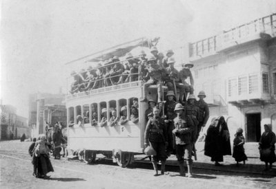 Żołnierze pułku East Surrey w Kazimain, w drodze do Bagdadu, Irak, 1917-1919 autorstwa Unbekannt