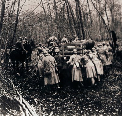 Żołnierze w lesie, c1914-c1918 autorstwa Unbekannt
