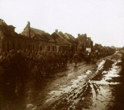 Żołnierze maszerujący obok zbombardowanych domów, Szampania, północna Francja, c1914-c1918 autorstwa Unbekannt