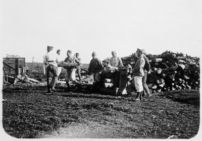 Żołnierze francuskiej Legii Cudzoziemskiej układają kłody drewna, Syria, XX w. autorstwa Unbekannt