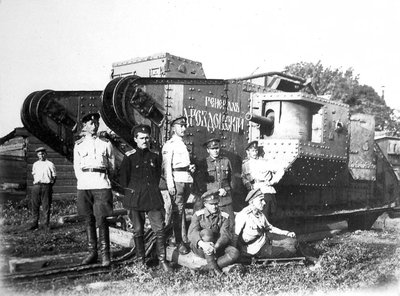 Żołnierze Armii Ochotniczej przed czołgiem Generał Drozdowski, 1919. autorstwa Unbekannt
