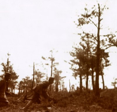 Żołnierze biegnący po polu bitwy, c1914-c1918 autorstwa Unbekannt
