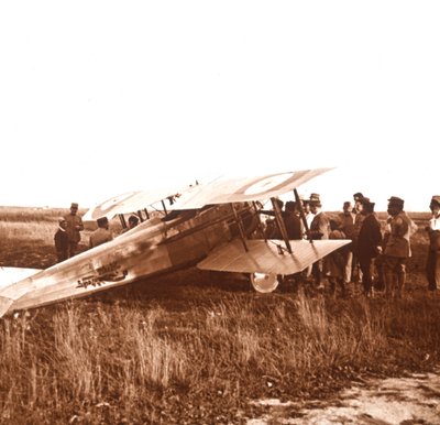Żołnierze otaczający dwupłatowiec, Somma, północna Francja, c1914-c1918 autorstwa Unbekannt