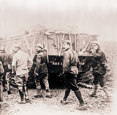 Żołnierze idący za czołgiem, c1914-c1918. autorstwa Unbekannt