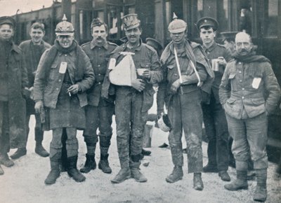 Jacyś radośni ranni z walk w Neuve Chapelle, noszący zdobyte niemieckie hełmy, 1915 autorstwa Unbekannt