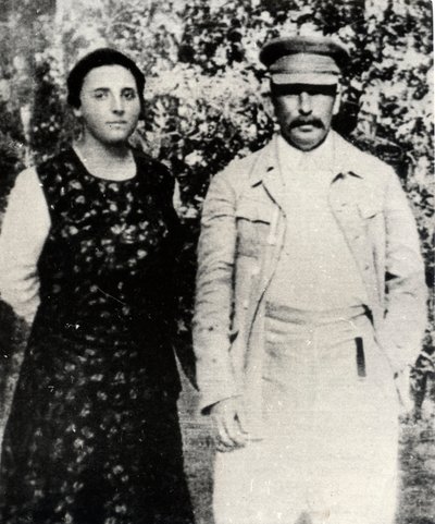 Przywódca sowiecki Józef Stalin ze swoją drugą żoną Nadieżdą Alliluyeva, koniec lat 20. autorstwa Unbekannt