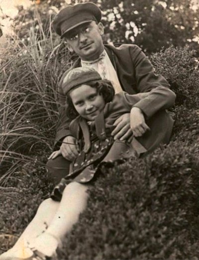Radziecki polityk Ławrientij Beria z córką Józefa Stalina Swietłaną Allilujewą, ZSRR, lata 30. XX wieku autorstwa Unbekannt