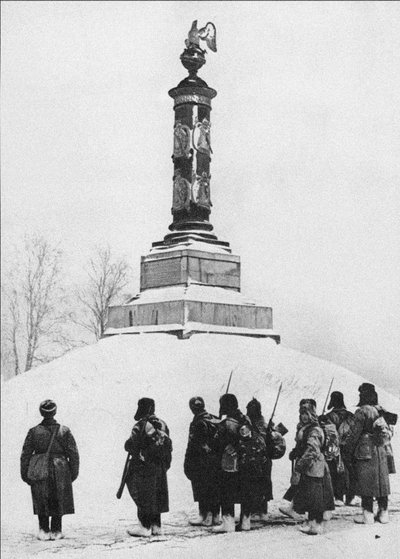 Żołnierze radzieccy pod pomnikiem bohaterów wojny 1812 r. we wsi Tarutino Kaługa r autorstwa Unbekannt