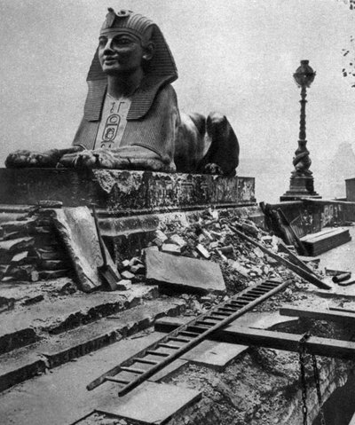 Sfinks uszkodzony przez niemiecką bombę zrzuconą na nabrzeże, 4 września 1917, 1935 autorstwa Unbekannt