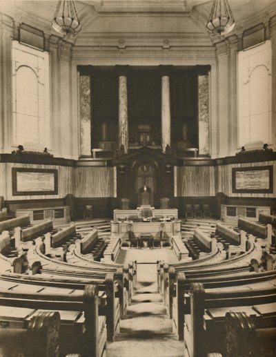 Prächtiger Saal für die Beratungen der Mitglieder des London County Council, ca. 1935 von Unbekannt