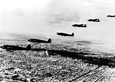 Eskadra niemieckich bombowców Heinkel He 111 przelatująca nad okupowanym Paryżem, lipiec 1940 autorstwa Unbekannt