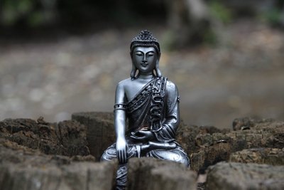 Statua w ogrodzie świątyni Buddhapadipa, Wimbledon, Grande-Bretagne autorstwa Unbekannt