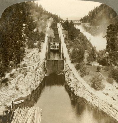 Parowiec wspinający się na wzgórze obok wodospadu Vrang, przy śluzach w Bandak-Nordsjo, Norwegia, ok. 1905 r. autorstwa Unbekannt
