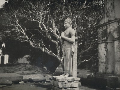 Kamienna figura w pobliżu Ruwanweli Dagoba, Anuradhapura, 1926 autorstwa Unbekannt