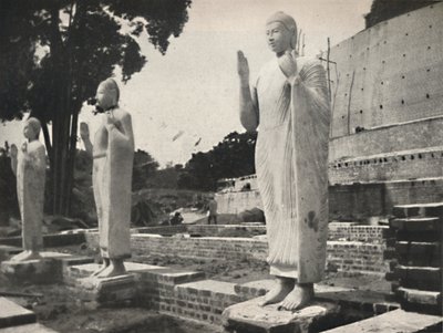 Kamienne posągi przed Ruwanwali Dagoba w trakcie renowacji, Anuradhapura, 1926 autorstwa Unbekannt