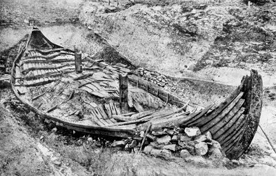 Widok rufowy statku Wikingów Oseberg po miesiącach wykopalisk, Norwegia, c1904-1905 autorstwa Unbekannt