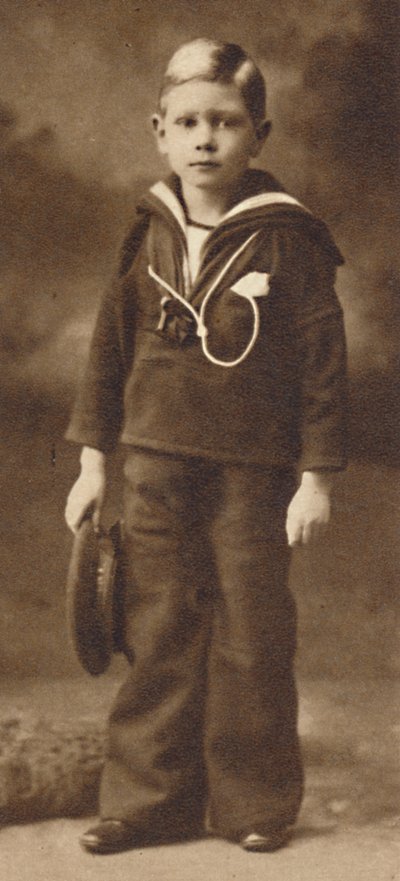 Wciąż w marynarskim garniturze - Książę Albert w wieku sześciu lat, c1901 1937 autorstwa Unbekannt