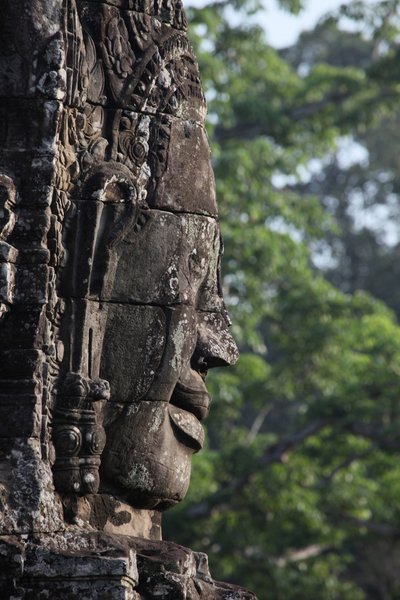 Kamienne twarze na wieżach w świątyni Bayon w Angkor Thom, które mogą przedstawiać Dżajawarmana VII jako bodhisattwę., Siem Reap, Kambodża autorstwa Unbekannt