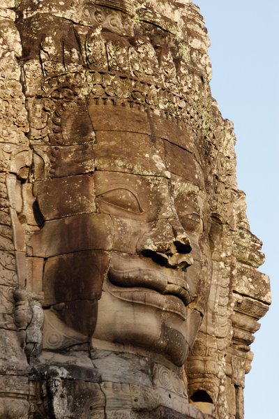 Kamienne twarze na wieżach w świątyni Bayon w Angkor Thom, które mogą przedstawiać Dżajawarmana VII jako bodhisattwę., Siem Reap, Kambodża autorstwa Unbekannt