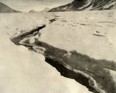 Strumień bieżącej wody w środku lodowca Ferrar w środku lata, c1908, 1909. autorstwa Unbekannt
