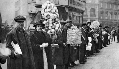 Handlarze uliczni sprzedający piłkarskie upominki w Walham Green, Londyn, 1926-1927 autorstwa Unbekannt