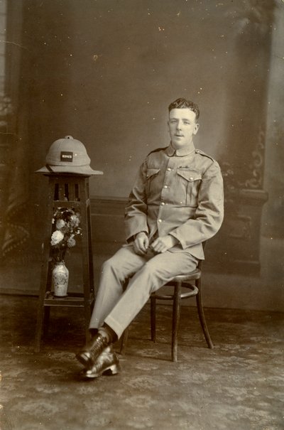 Portret studyjny żołnierza kompanii C 2. Batalionu Pułku Królów, Irak, 1926 autorstwa Unbekannt