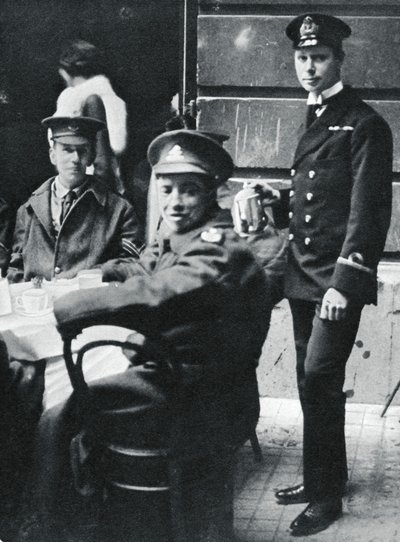 Podporucznik Prince Albert podający herbatę rannym żołnierzom w Pałacu Buckingham, 1916 autorstwa Unbekannt