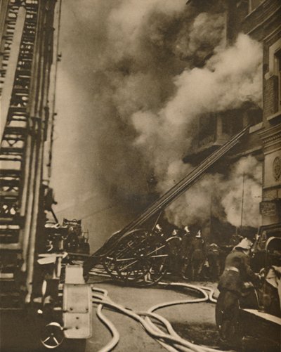 Opanowanie pożaru na wąskiej ulicy miasta, ok. 1935. autorstwa Unbekannt