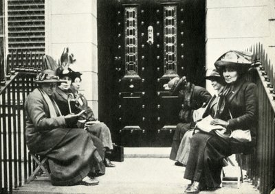 Sufrażystki czekające na progu domu Sir Edwarda Carsonsa w Londynie, 6 kwietnia 1914, 1947. autorstwa Unbekannt