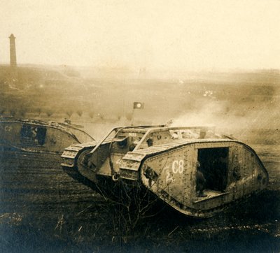 Czołg w ruchu, c1914-c1918 autorstwa Unbekannt