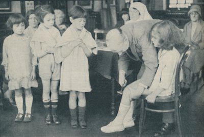 Testowanie odruchu rzepki pod kątem choroby układu nerwowego, c1935 autorstwa Unbekannt